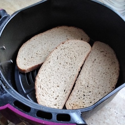 Geröstetes Brot aus der Heißluftfritteuse