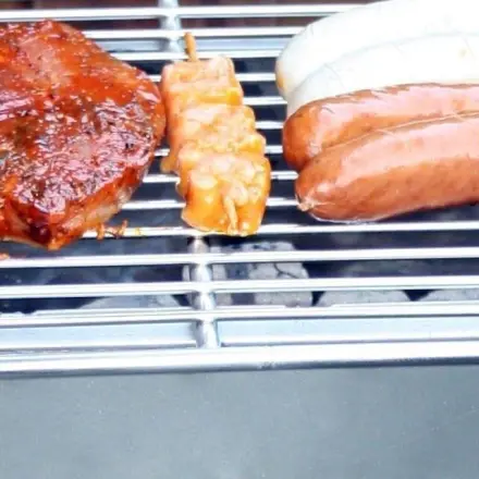 Grillrost mit einer Drahtbürste wirklich sauber bekommen