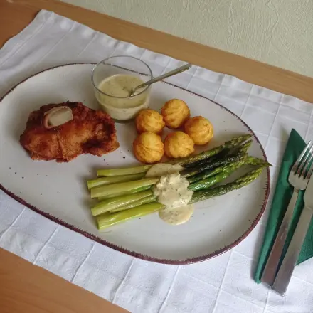 Grüner Spargel mit Kalbsschnitzel