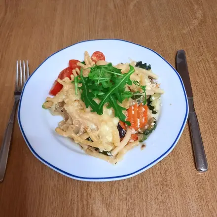Makkaroni-Gratin mit buntem Gemüse