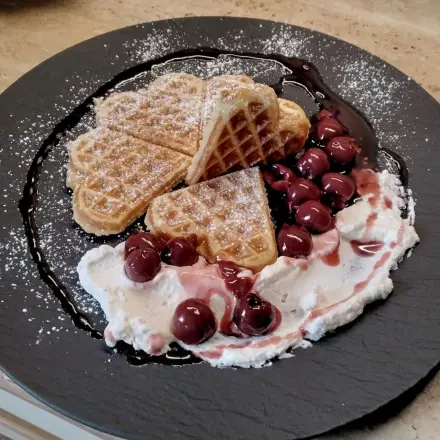 Eierlikör-Waffeln mit Kirschragout