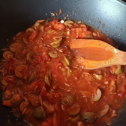 Spaghetti "Amore" mit Tomaten und Thunfisch im Nudelbett