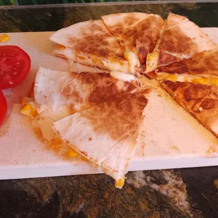 Quesadillas – Tortilla Ecken mit Mais und Käse gefüllt