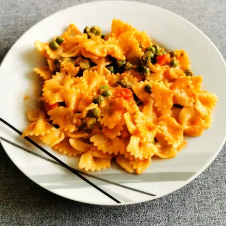 Farfalle mit frischem Gemüse und Tomaten-Sahnesoße