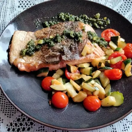 Lachs kross gebraten mit Gemüse