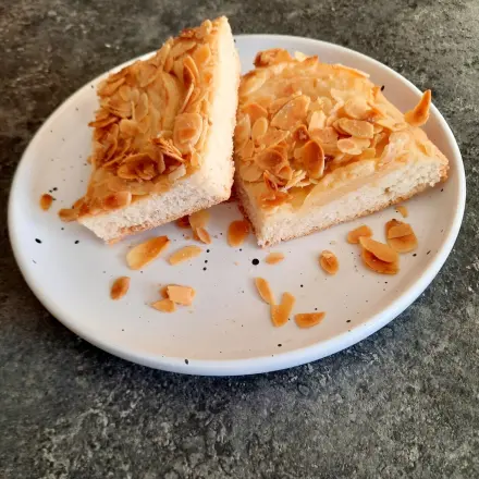 Butterkuchen mit Mandeln und Apfelspalten