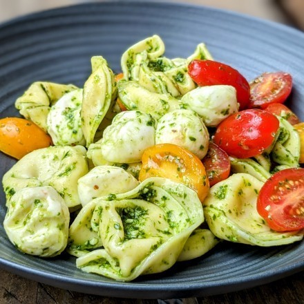 Schneller Tortelloni Salat mit Pesto