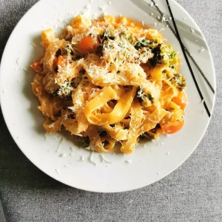 Bandnudeln mit Tomaten-Gemüse-Cognac-Soße