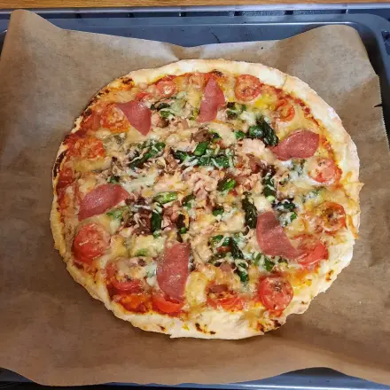 Pizza mit grünem Spargel