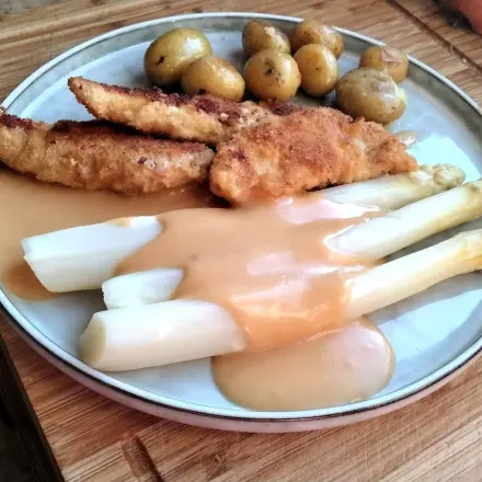 Weißer Spargel mit paniertem Hühnerfilet und gebratenen Drillingen