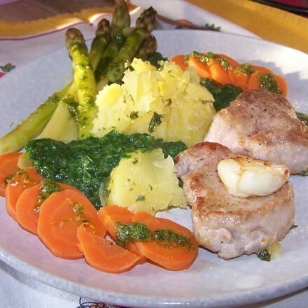 Schweinemedaillons an Spargel, Spinat und Schwenk-Kartoffel