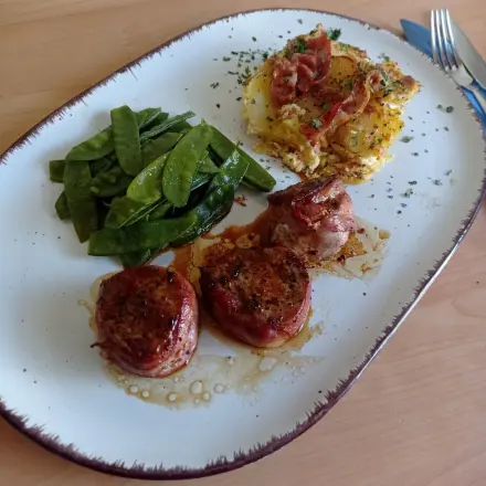Schweinefilet im Speckmantel mit Zuckererbsen & überbackenen Kartoffeln