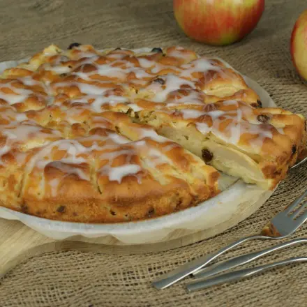 Gedeckter Apfelkuchen mit Rum-Rosinen und Guss