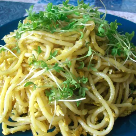 Gebratene Nudeln mit Ei und Kürbiskernöl