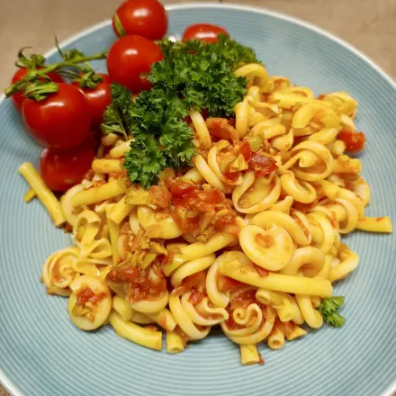 Sommerpasta mit Knoblauch und Tomaten