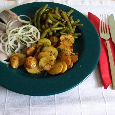 Herzhafte Matjesfilets mit Röstkartoffeln und Bohnen