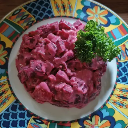 Rote-Bete-Gemüse in heller Soße