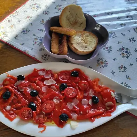 Antipasti in rot und schwarz