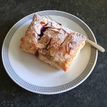 Blätterteigtaschen mit Heidelbeeren