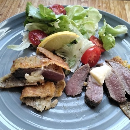 Paniertes Lammfilet mit Salat-Beilage