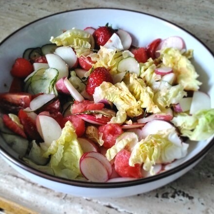 Salat mit Gemüse und Obst