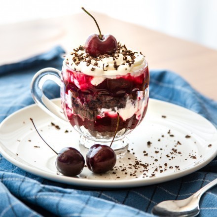 Schwarzwälder-Kirsch-Dessert im Glas