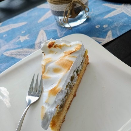 Stachelbeerkuchen mit flambierter Schaumdecke