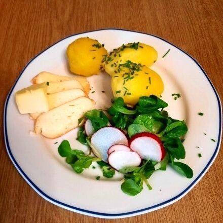 Kartoffeln, Limburger, Butter und Feldsalat