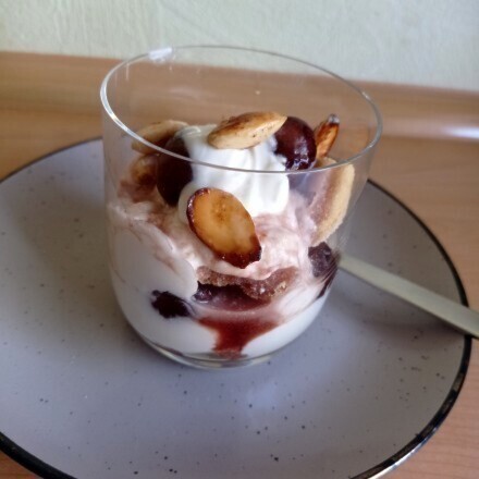 Kirsch-Dessert mit Joghurt