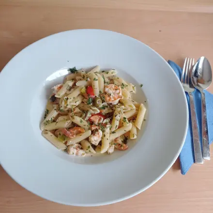 Penne mit Garnelen in Gemüse-Sahne-Soße
