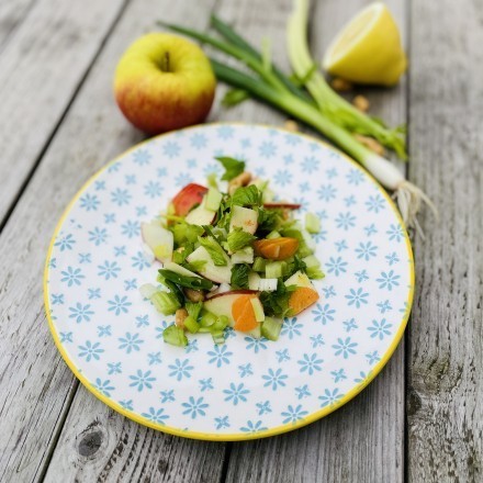 Sellerie-Apfel-Salat mit Datteln und Nüssen