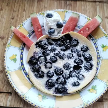 Heidelbeerpfannkuchen mit Sahne