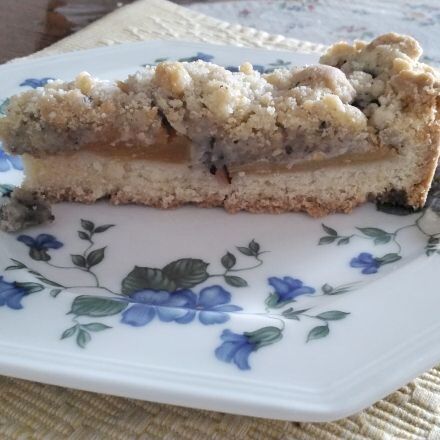 Pfirsichkuchen mit Nussstreuseln