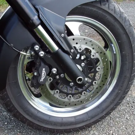 Reste von altem Kettenfett von Motorradfelgen entfernen