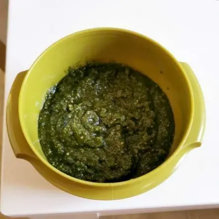 Selbstgemachtes Pesto aus Basilikum vor dem Umfüllen in die Gläser. Fertig für den Verzehr mit Nudeln oder direkt aufs Brot.