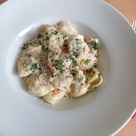 Tortelloni mit Speck-Sahne-Soße