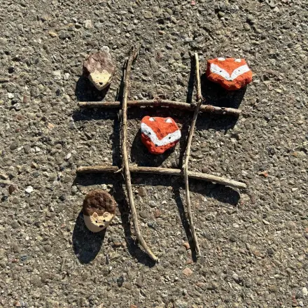 Tic Tac Toe Spiel aus Steinen basteln