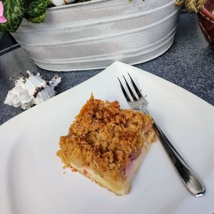 Herbstlicher Obstkuchen mit knusprigen Haferflockenstreuseln