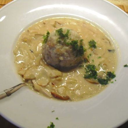 Steinpilzrahmsoße mit Semmelknödel