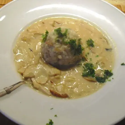 Steinpilzrahmsoße mit Semmelknödel