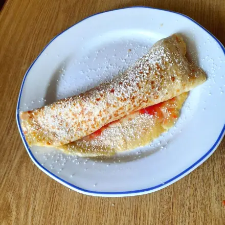 Pfannkuchen mit Banane und Himbeeren