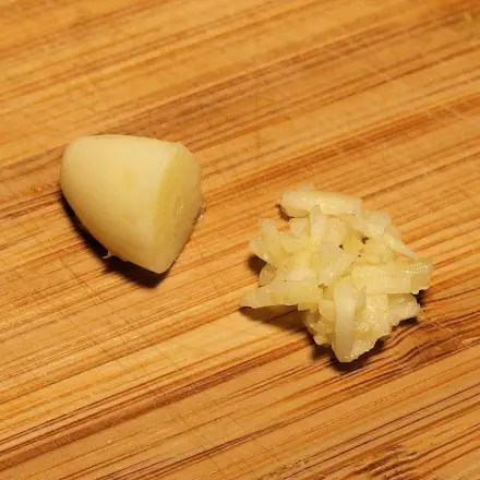Knoblauch gegen Fußpilz / Nagelpilz