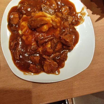 Gulasch mit Waldpilzen und Zwiebeln