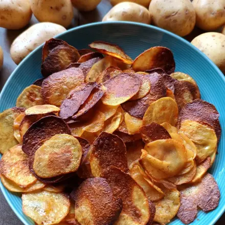 Knusprige Kartoffelchips mit Paprika