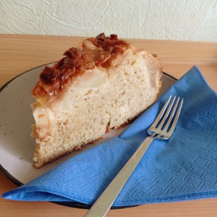 Saftiger Apfelkuchen mit Mandeldecke