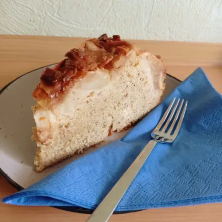 Saftiger Apfelkuchen mit Mandeldecke