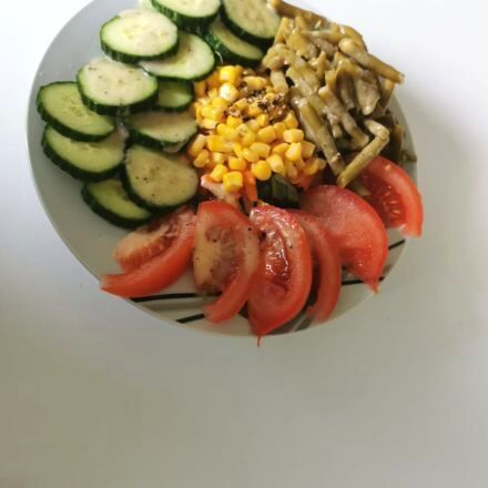 Bunte Salatbowl mit bayrischem Senf-Dressing