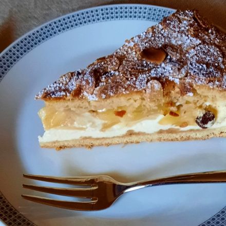 Gedeckter Apfel-Käsekuchen mit Mandeln