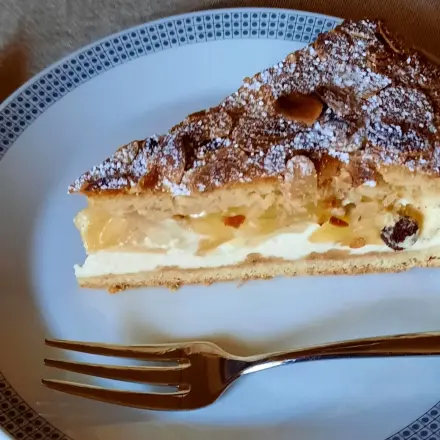 Gedeckter Apfel-Käsekuchen mit Mandeln