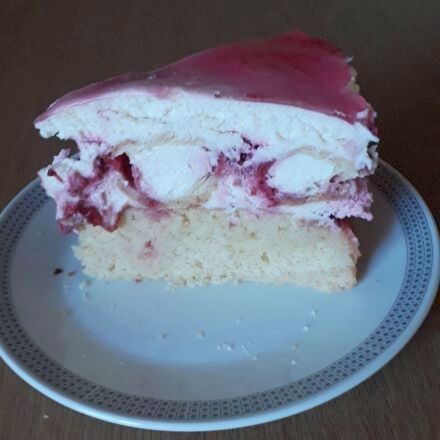 Windbeuteltorte mit Himbeeren